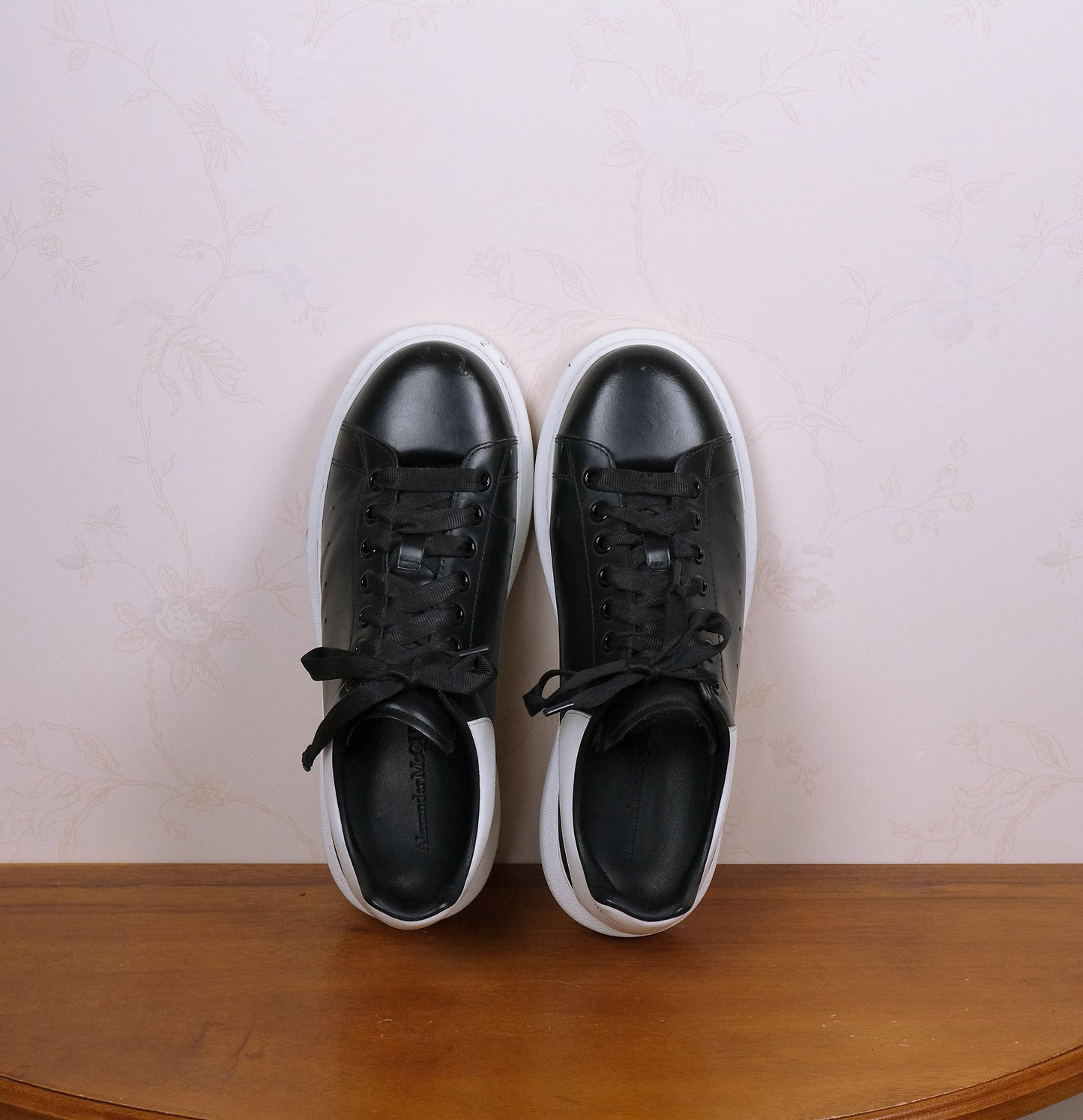 Alexander McQueen, mustat nahkatennarit, koko 44, tehty Italiassa