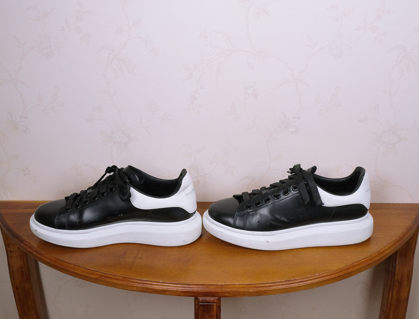 Alexander McQueen, mustat nahkatennarit, koko 44, tehty Italiassa