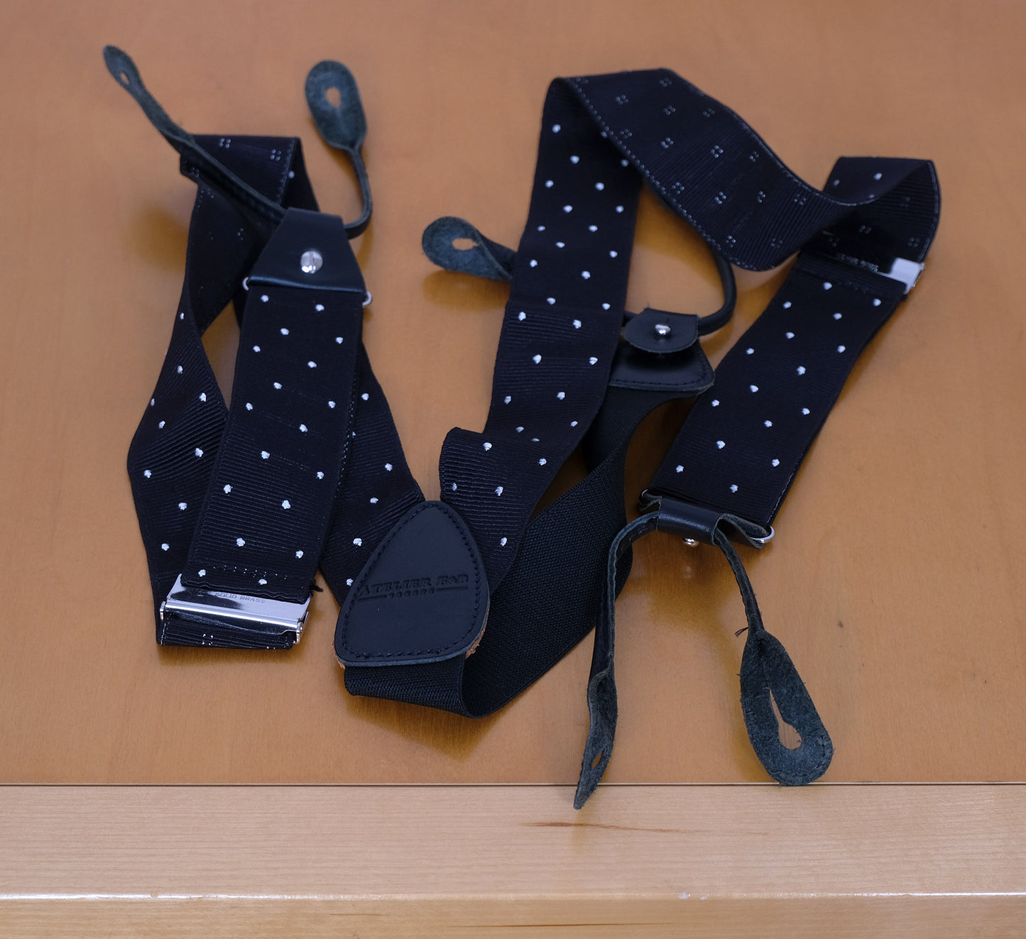 Atelier F&B, mustat olkaimet, pallokuvio, kiinnitys vyötärönappeihin