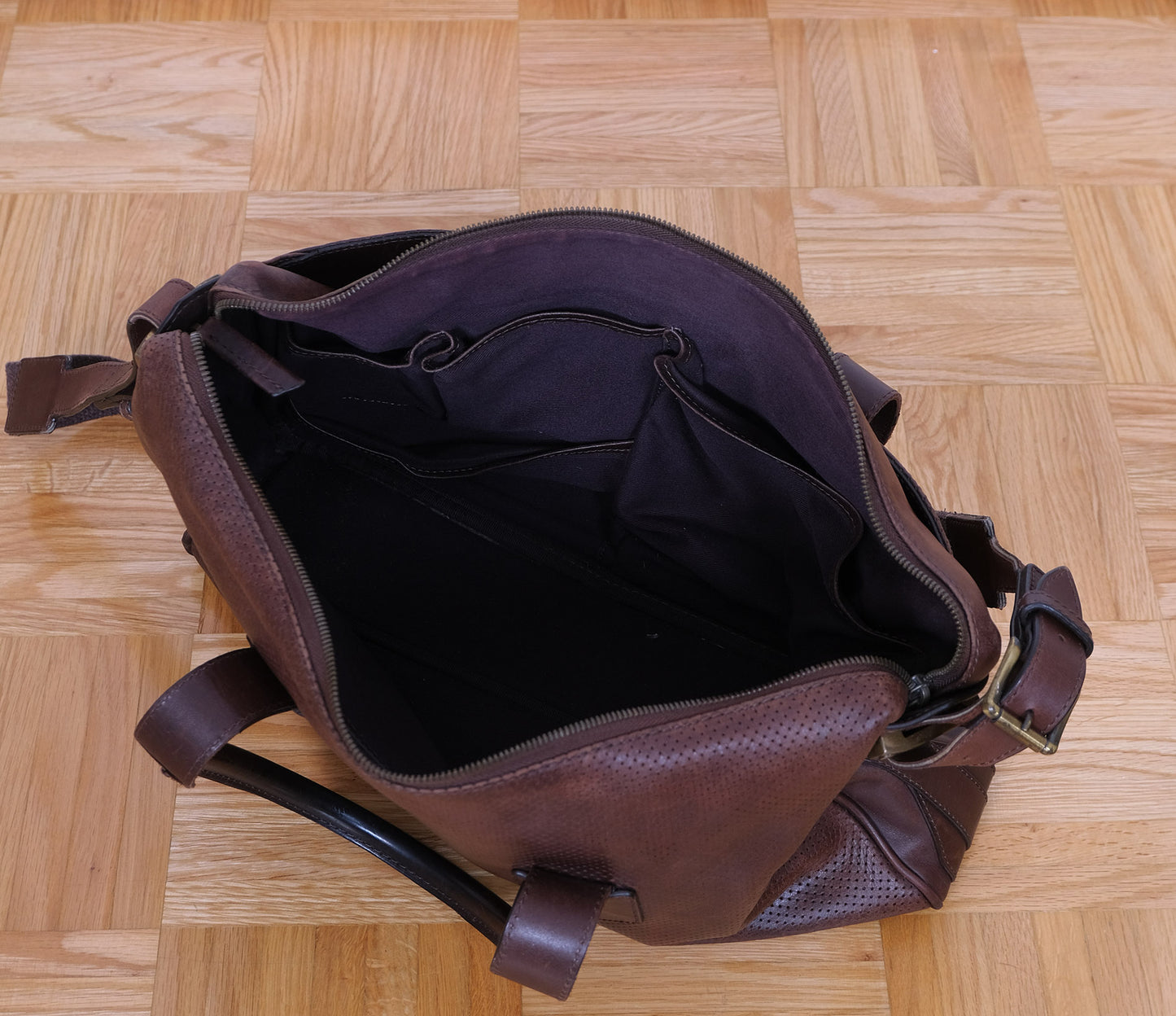 Bill Amberg, ruskea olkalaukku, tehty Englannissa