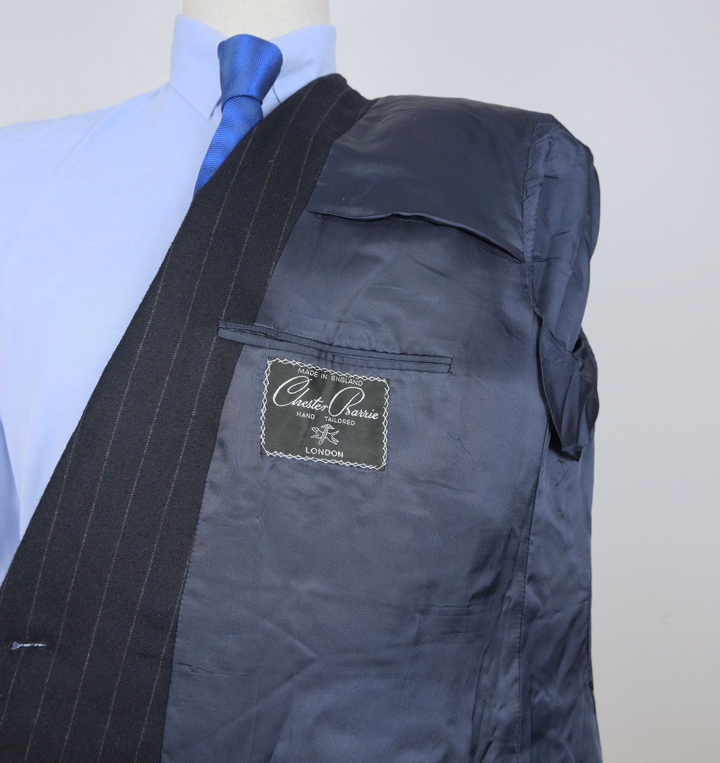 Chester Barrie, käsintehty tumma puku, koko 54, liituraita