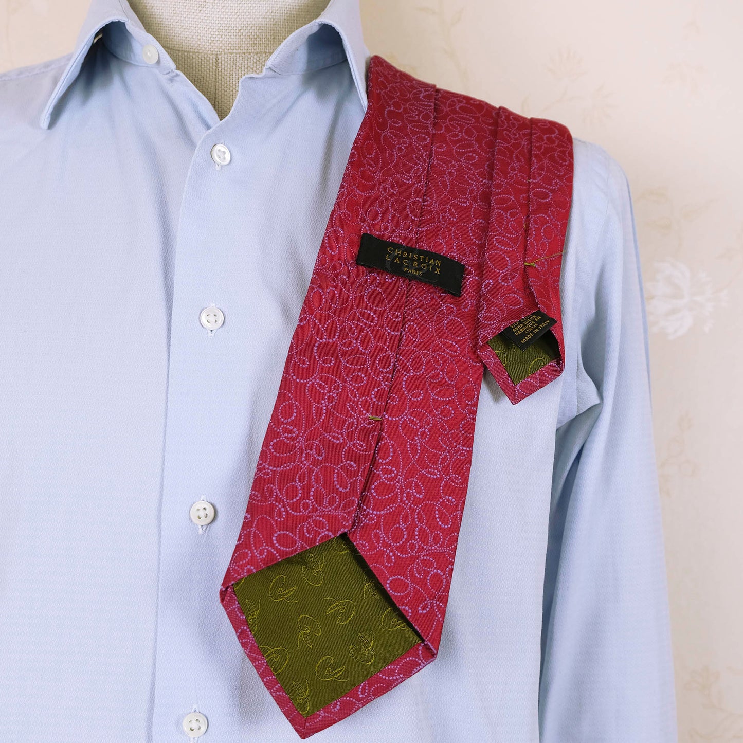 Christian Lacroix, punainen solmio, silkkiä