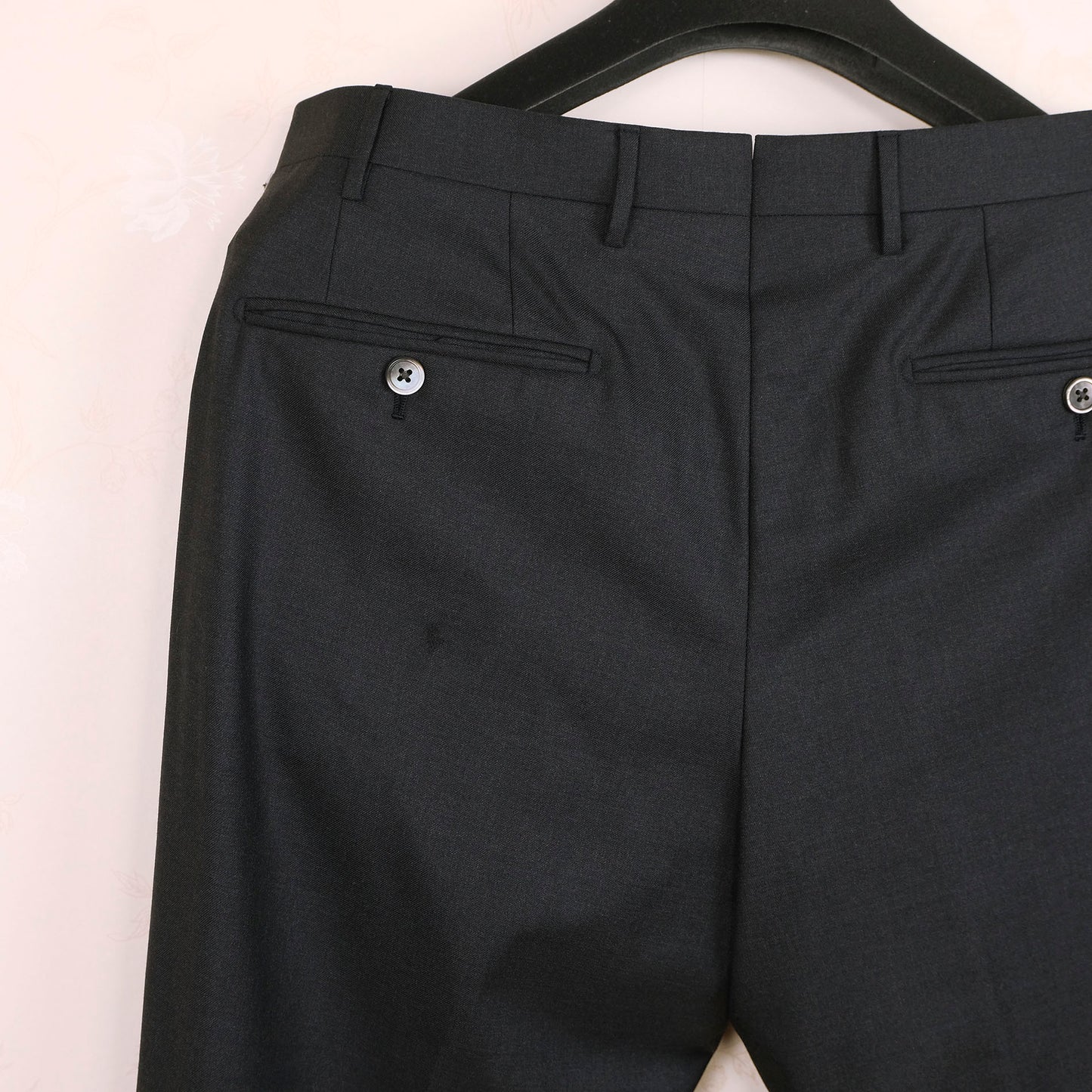 Corneliani, tumma puku, koko 48, hoikka, super 160 -kangas