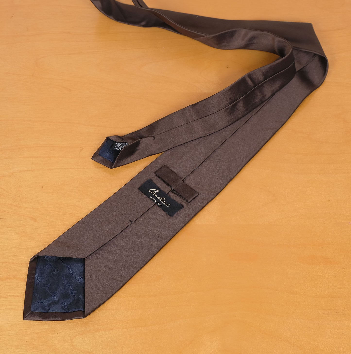 Corneliani, ruskea solmio, satiinisilkkiä, tehty Italiassa