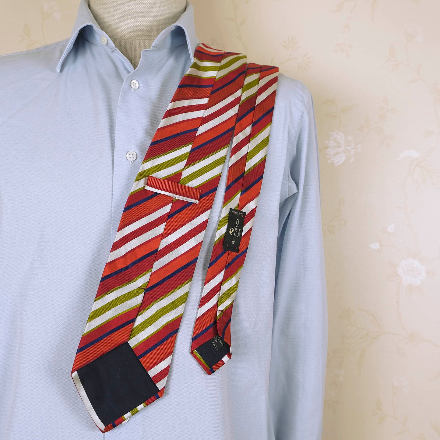 Etro, värikäs raitasolmio