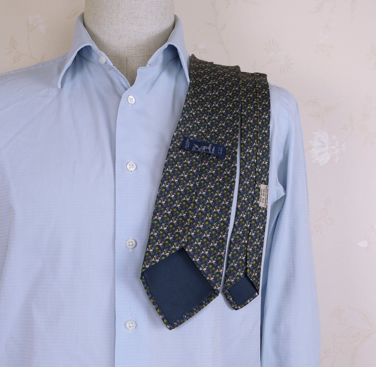 Hermès, sininen solmio, tehty Ranskassa