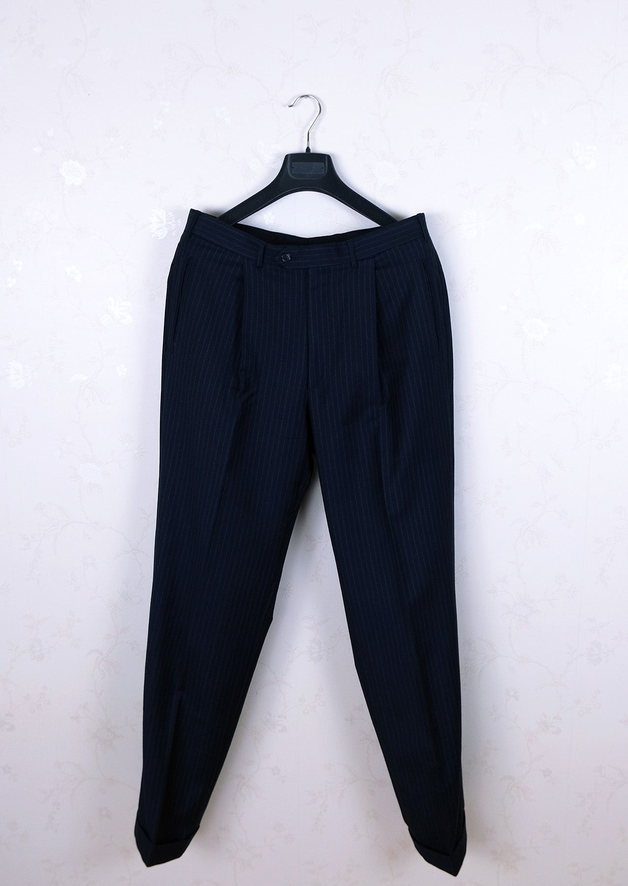 Corneliani, tumma puku, koko 52, pitkä mitoitus, liituraita