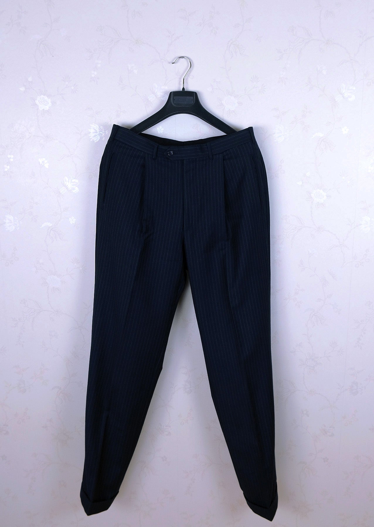 Corneliani, tumma puku, koko 52, pitkä mitoitus, liituraita