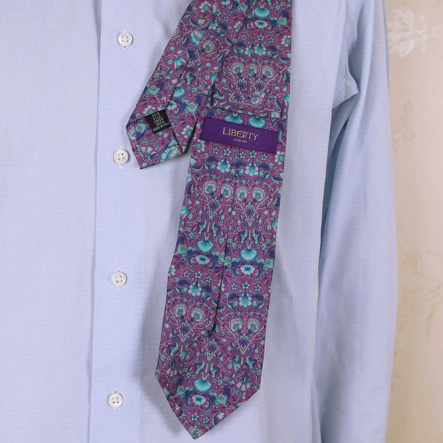 Liberty, punainen solmio, silkkiä