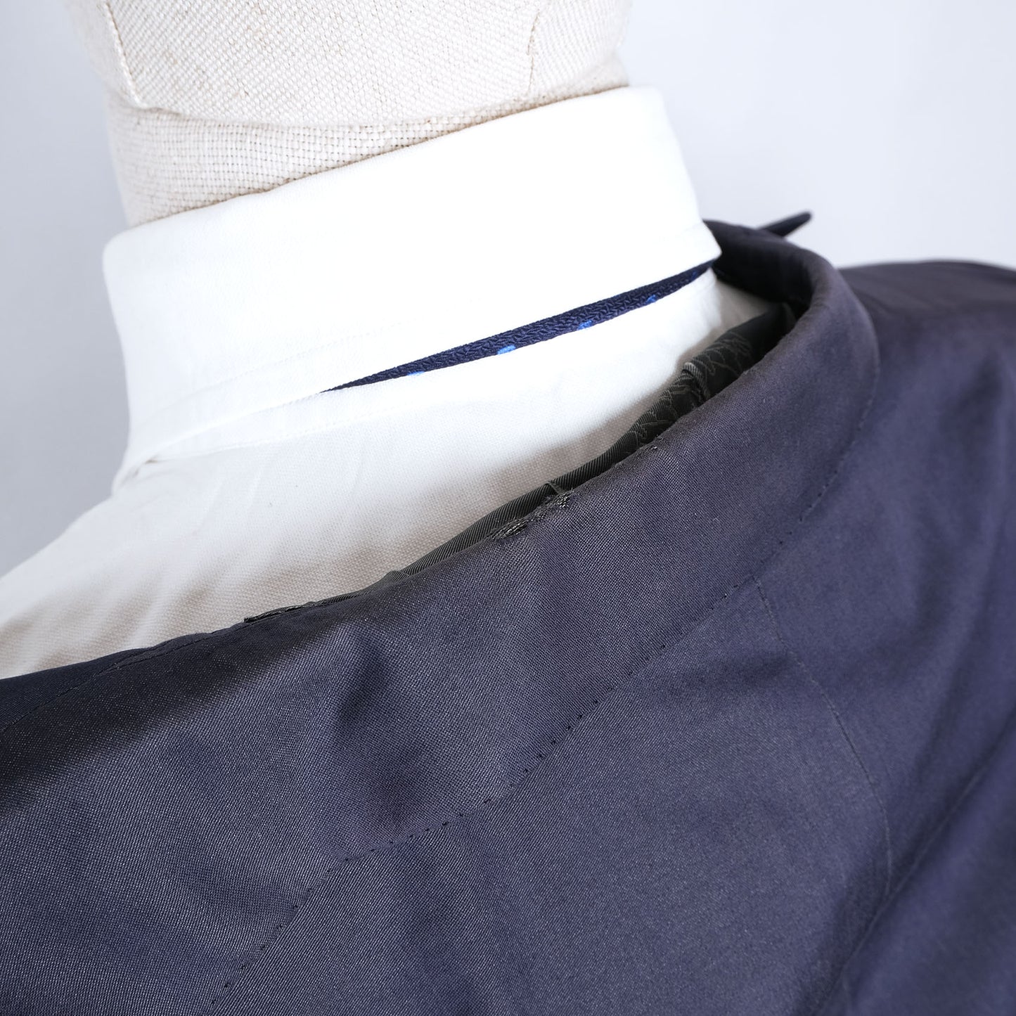 Brioni, sininen käsintehty irtotakki, koko 50, silkkiä ja puuvillaa