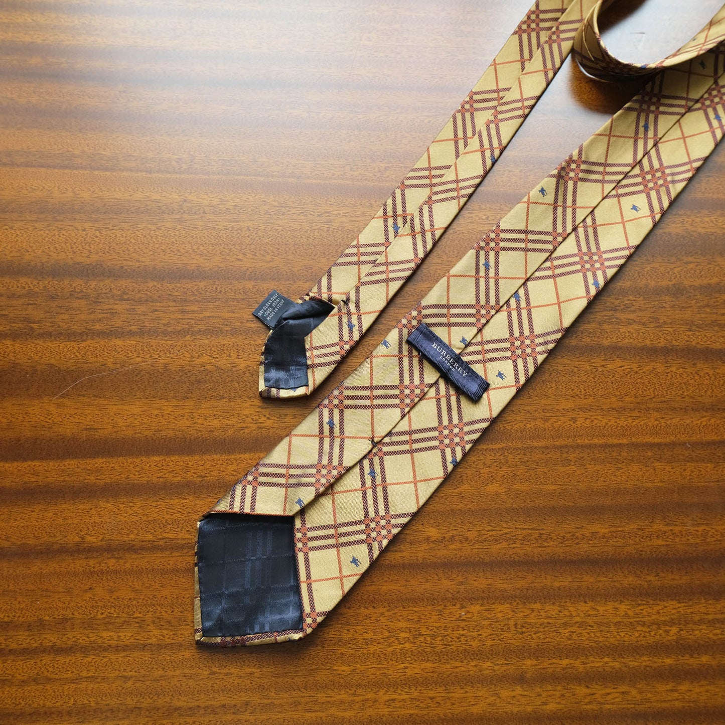 Burberry, solmio, kullanvärinen, silkkiä, tehty Italiassa