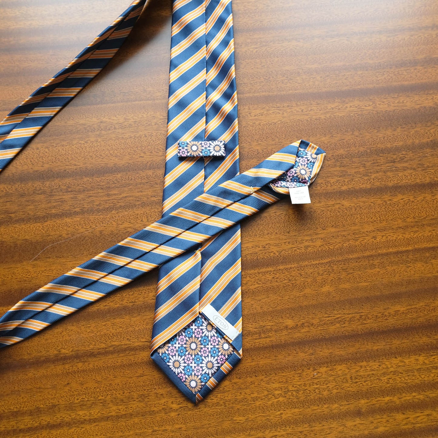 Eton, solmio, sininen, silkkiä, tehty Englannissa