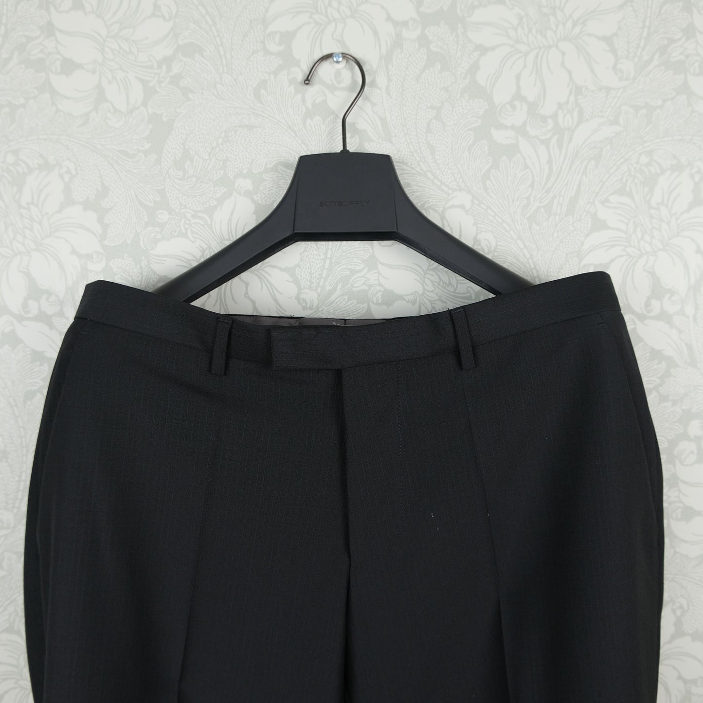 Hugo Boss, tumma puku, koko 50, musta väri, kuin uusi