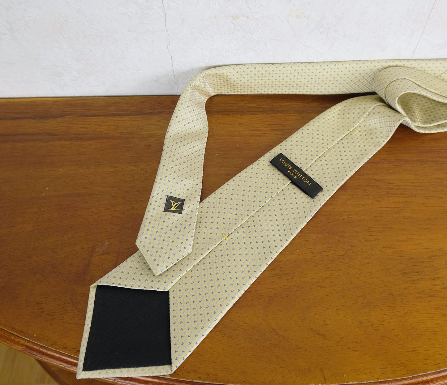 Louis Vuitton, vaalea solmio, tehty Italiassa, kuin uusi