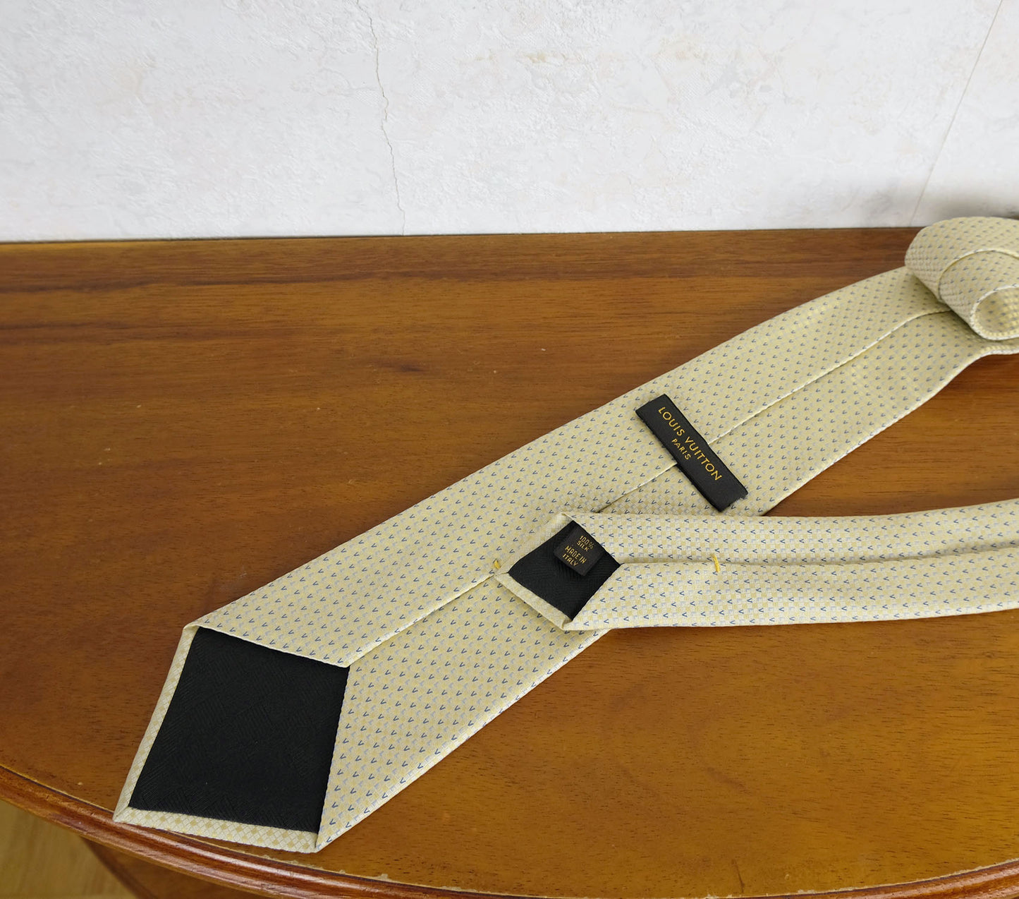 Louis Vuitton, vaalea solmio, tehty Italiassa, kuin uusi