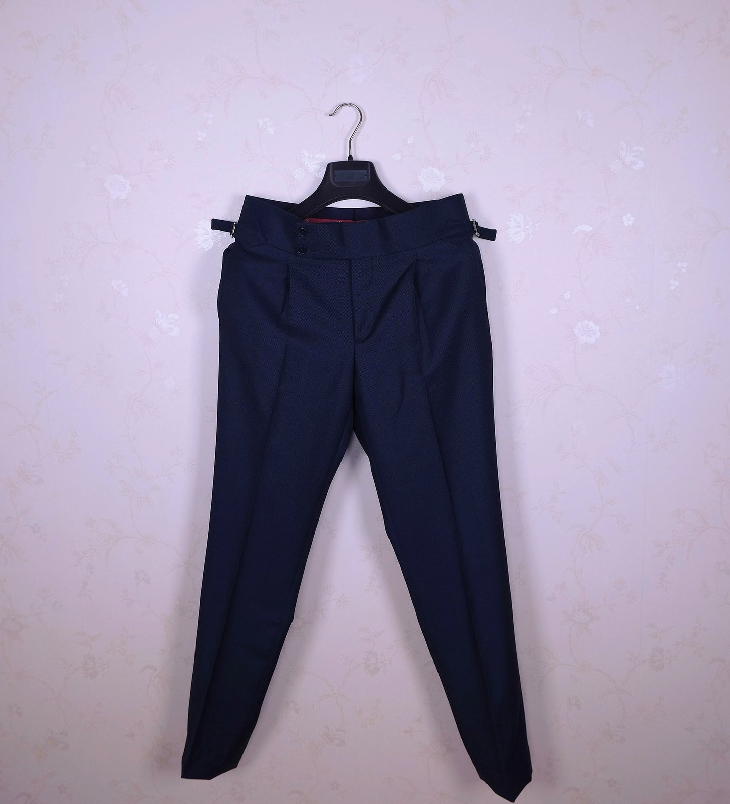 Sartoria Rossi, tumma puku, koko 46, harvinainen leikkaus