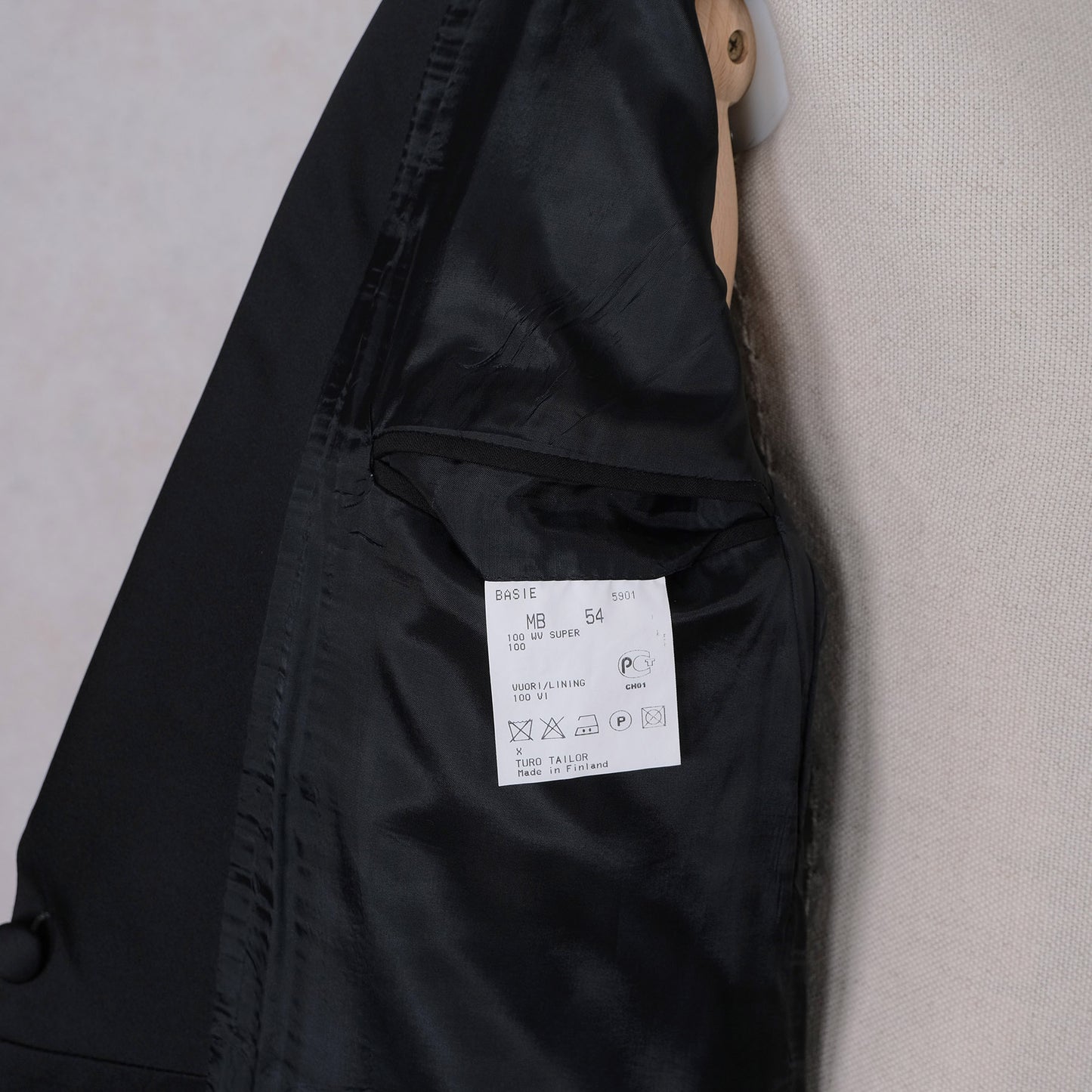 Turo Tailor, käytetty smokki, koko 54, tehty Suomessa
