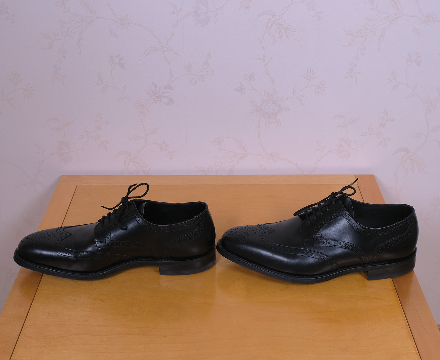 Loake, mustat brogue-kengät, koko 42, Dainite-kumipohjat