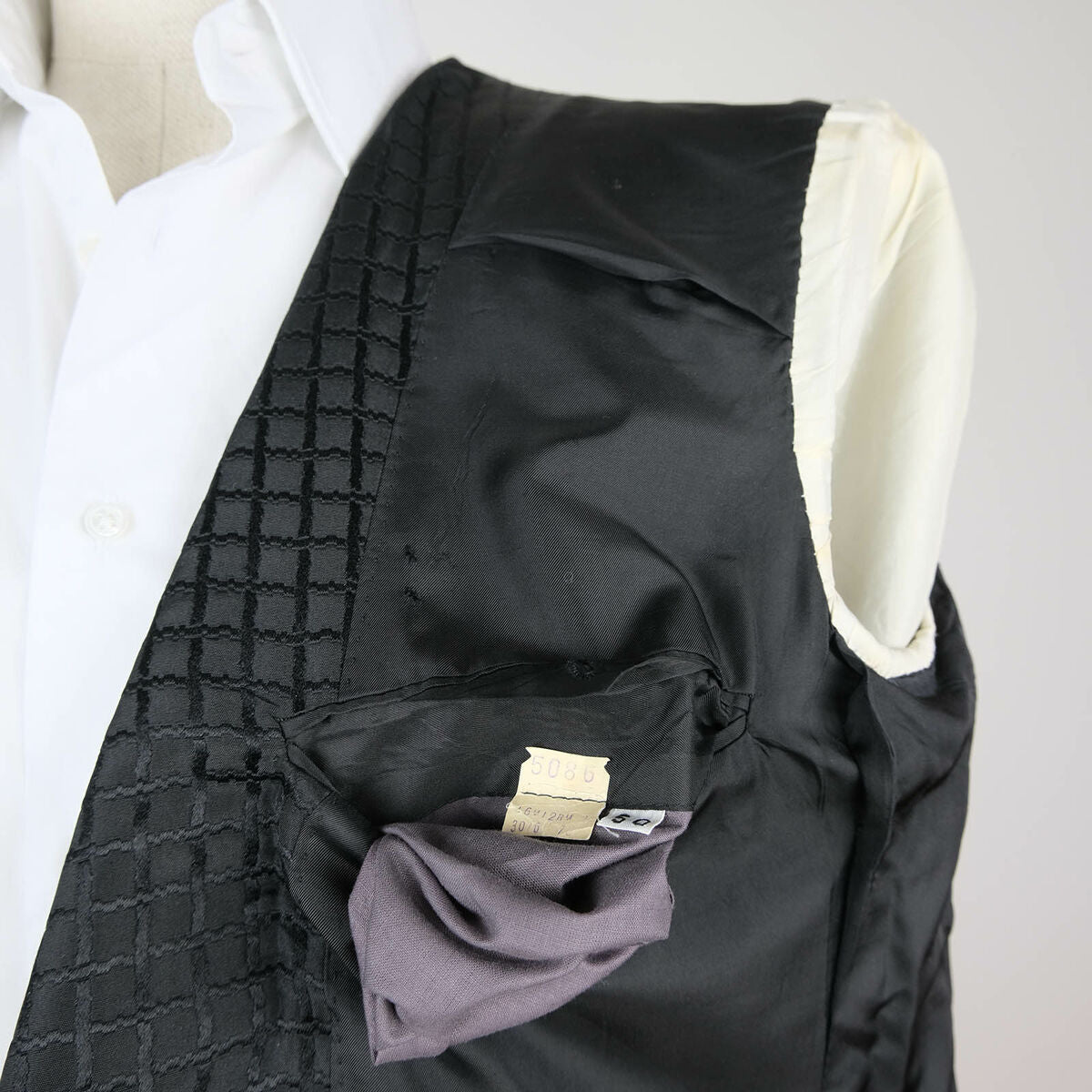 Käsintehty musta silkkitakki, koko 48, hoikka