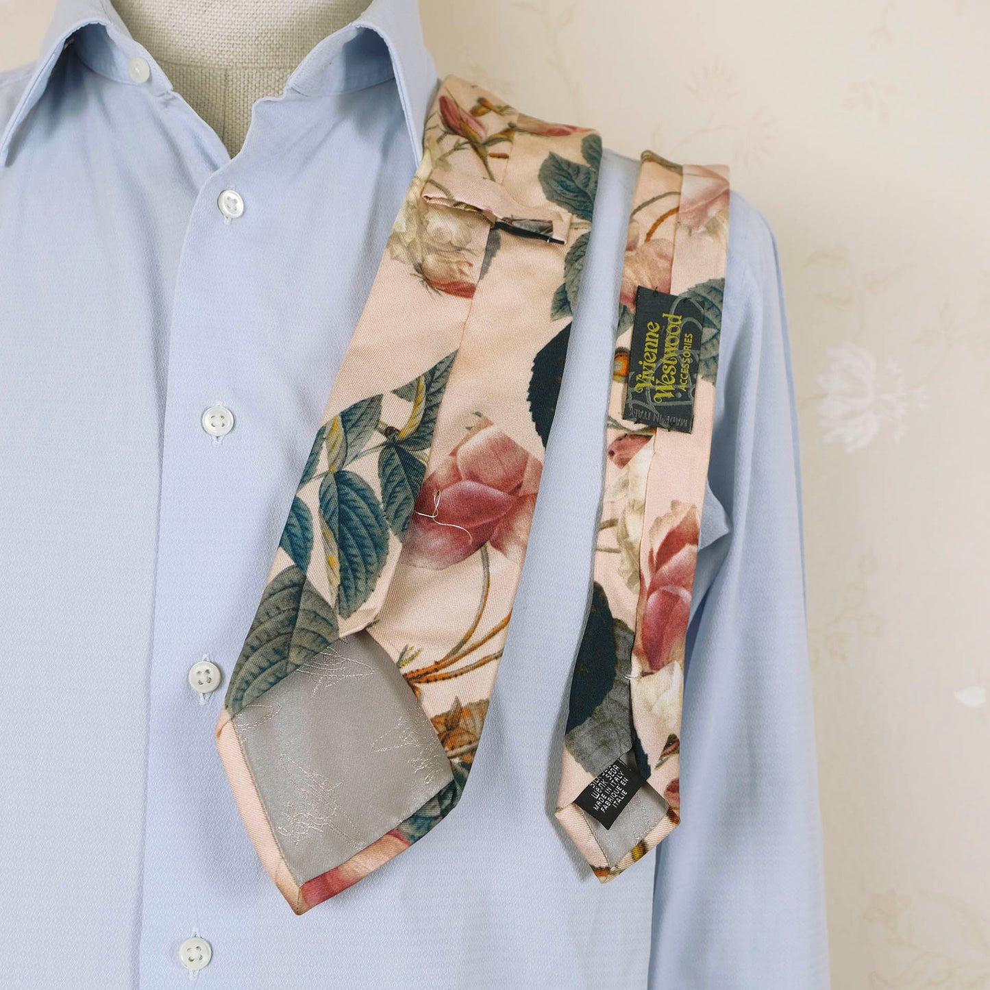 Vivienne Westwood, vaalea solmio, silkkiä