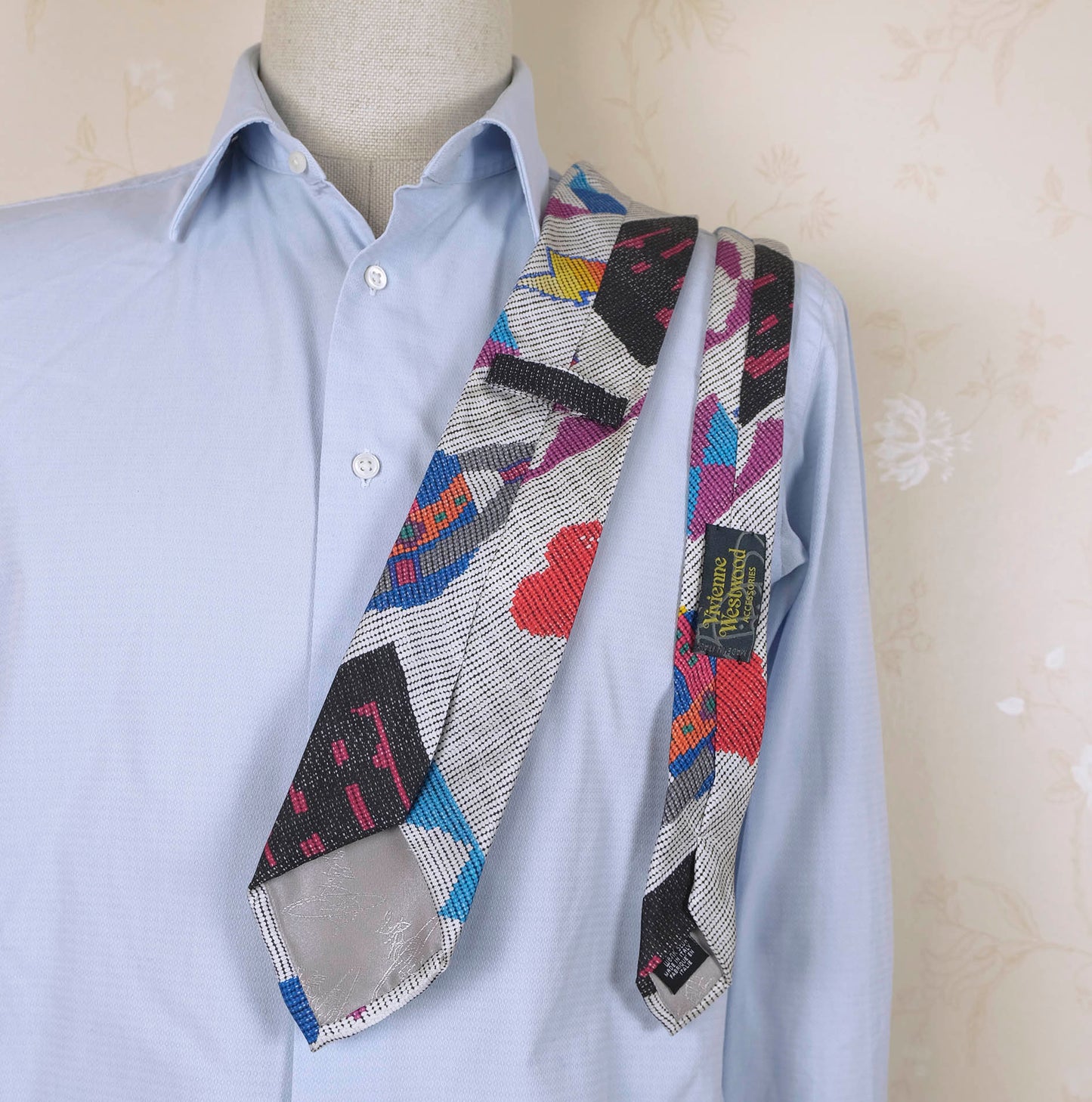 Vivienne Westwood, silkkisolmio, helmikirjailtu painokuvio