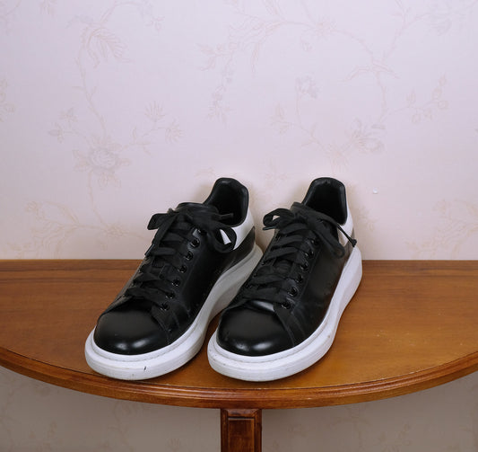 Alexander McQueen, mustat nahkatennarit, koko 44, tehty Italiassa