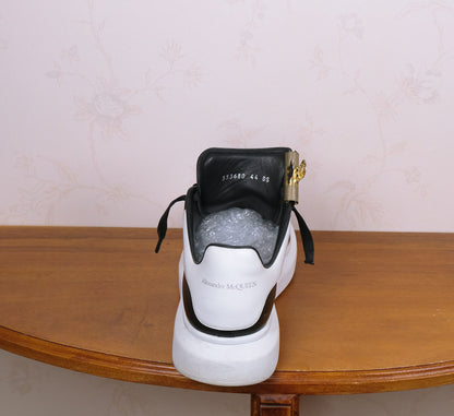 Alexander McQueen, mustat nahkatennarit, koko 44, tehty Italiassa