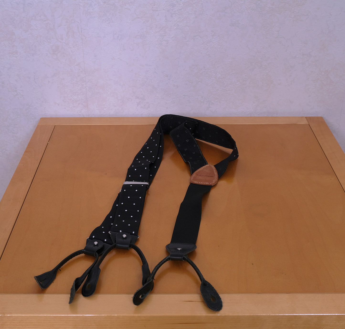 Atelier F&B, mustat olkaimet, pallokuvio, kiinnitys vyötärönappeihin