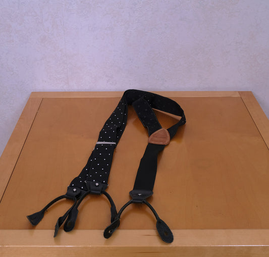 Atelier F&B, mustat olkaimet, pallokuvio, kiinnitys vyötärönappeihin