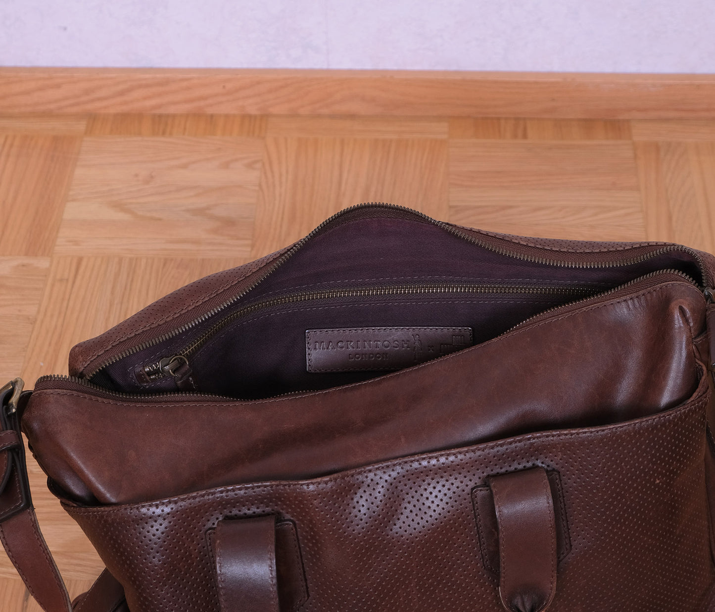 Bill Amberg, ruskea olkalaukku, tehty Englannissa