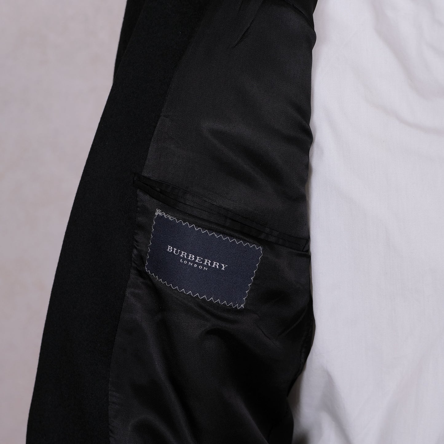 Burberry, musta kashmirtakki, koko 52, pehmein kangas