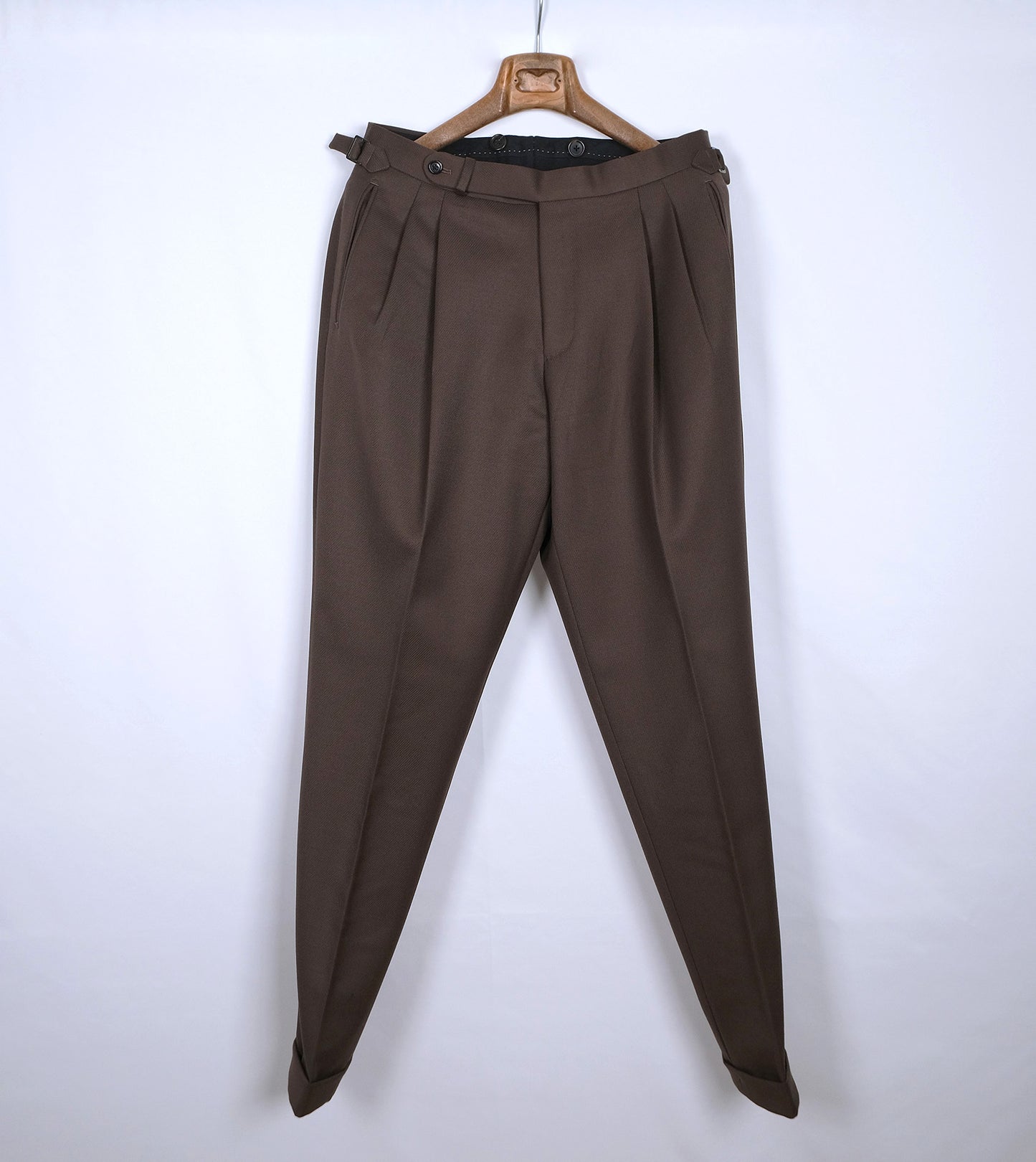 Caine Clothiers, ruskea puku, koko 48, mittatilauspuku