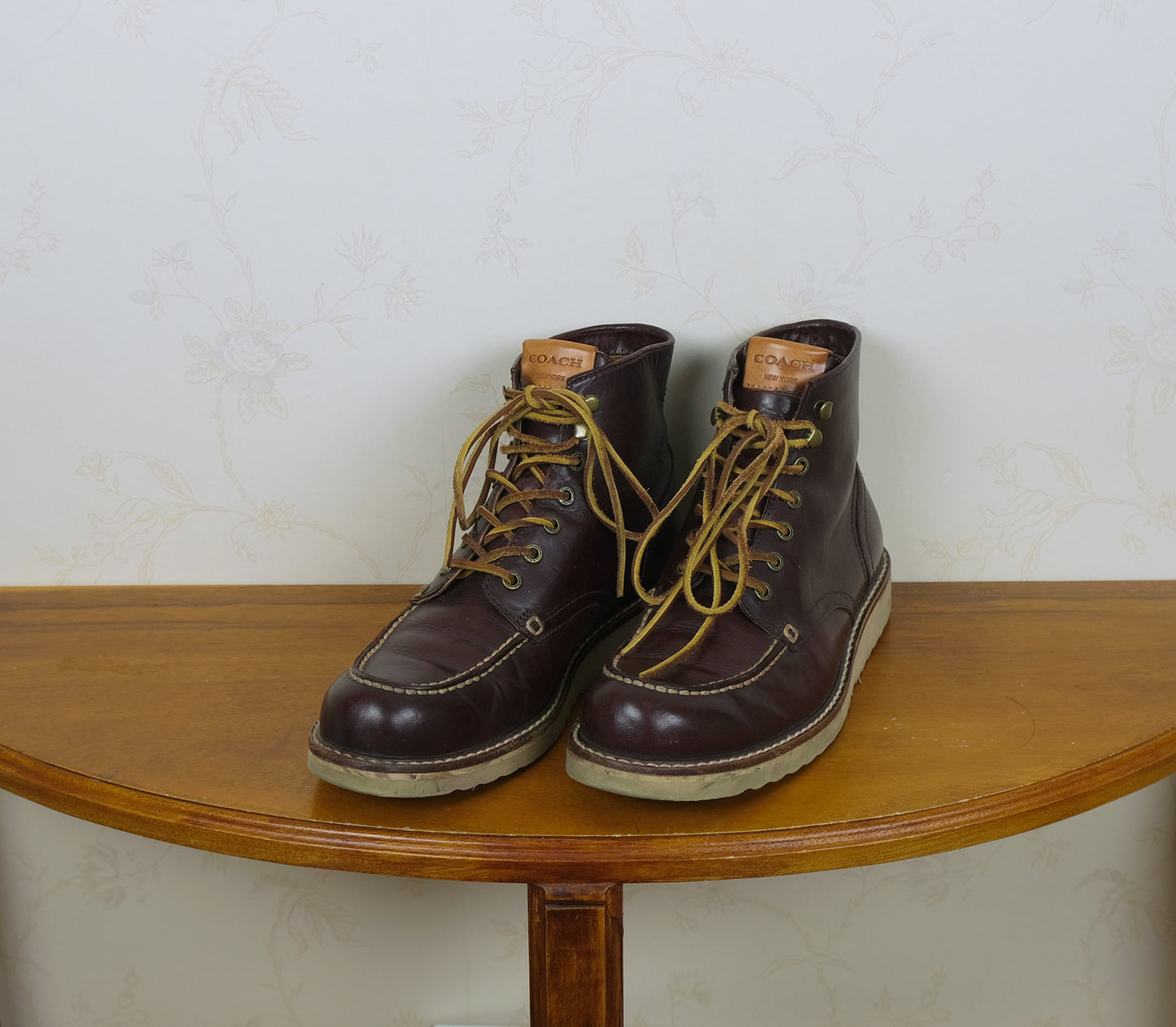 Coach, tummanpunaiset varsikengät, koko 42, Logger Boots