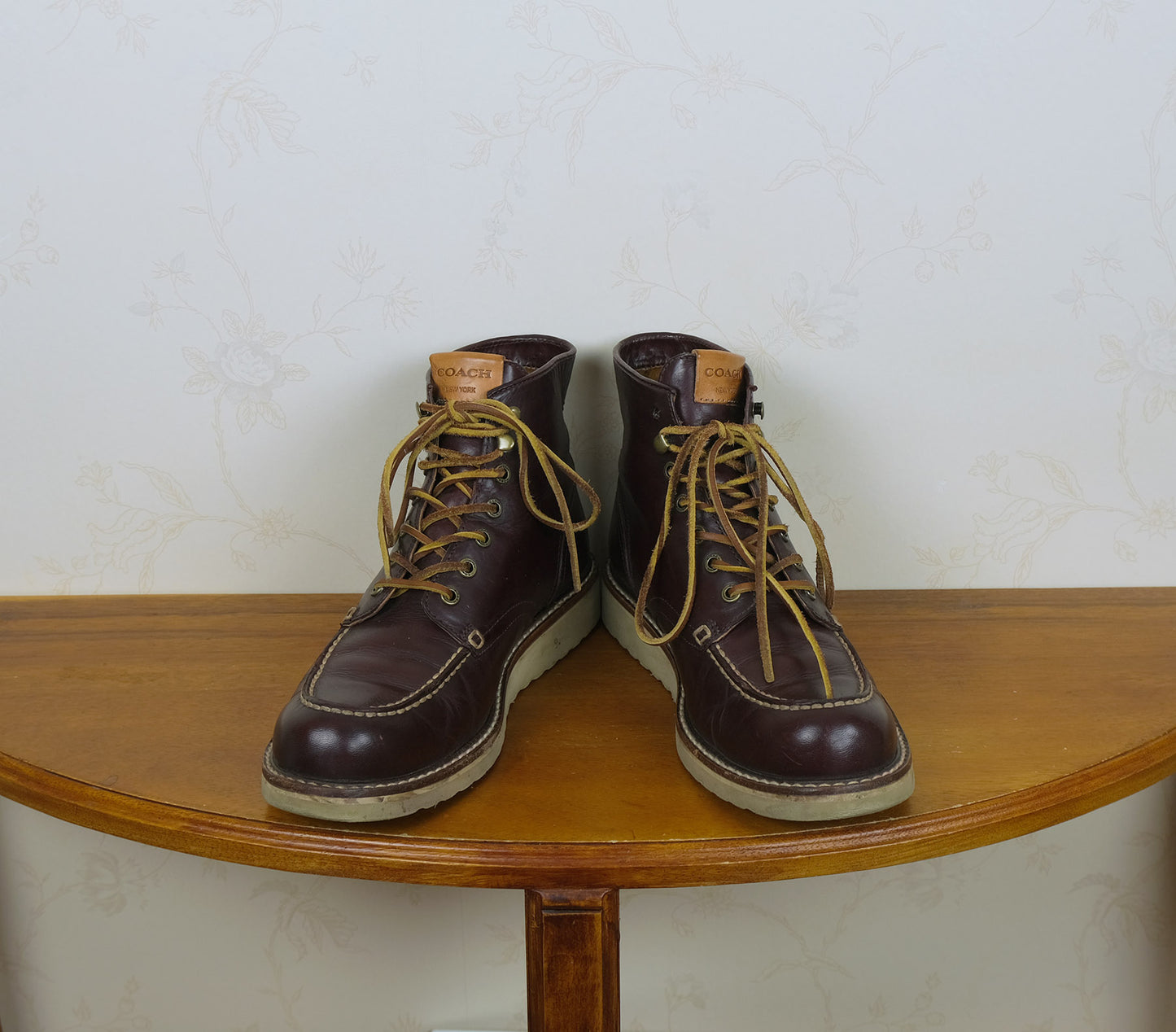 Coach, tummanpunaiset varsikengät, koko 42, Logger Boots