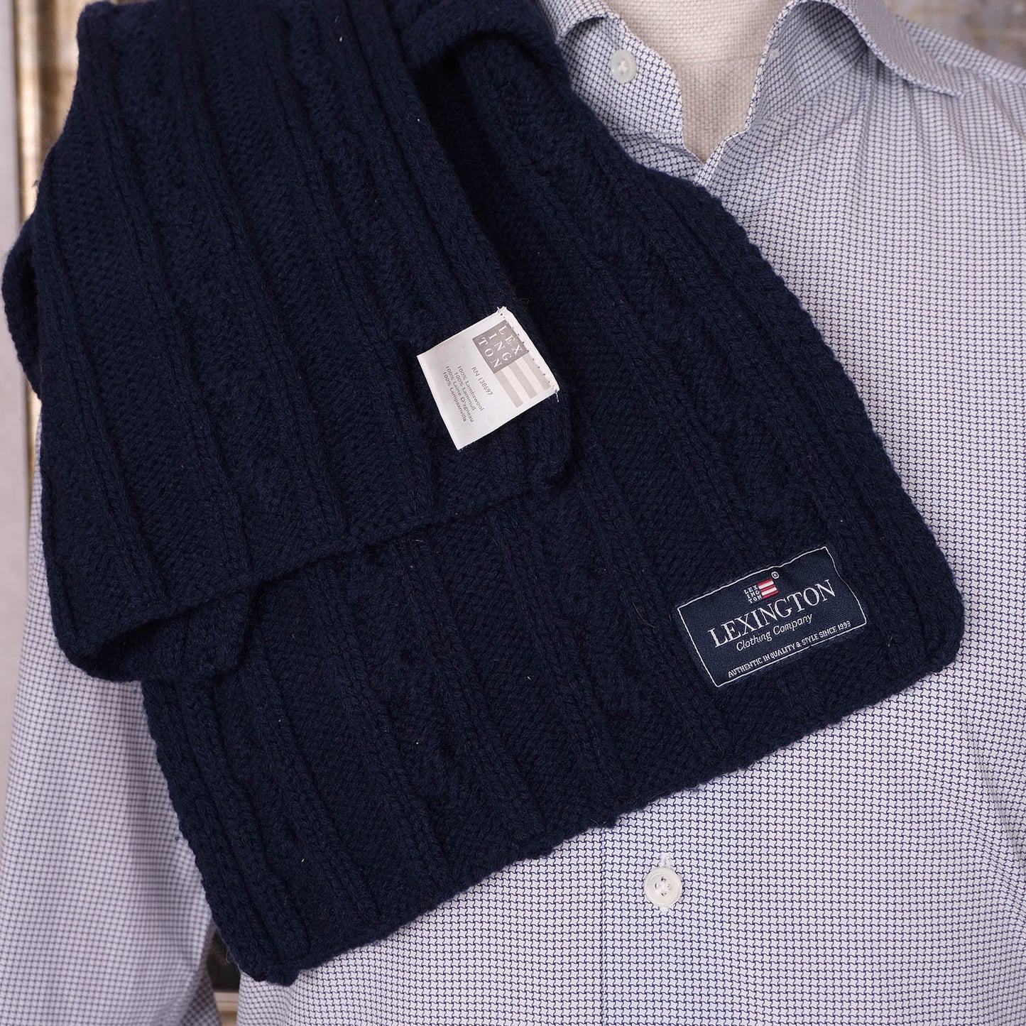 Lexington, sininen paksu kaulaliina, palmikkokuvio