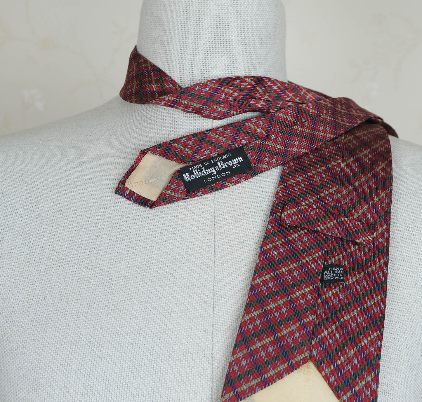 Holliday & Brown, punainen solmio, tartaanikuvio, tehty Englannissa, vintage