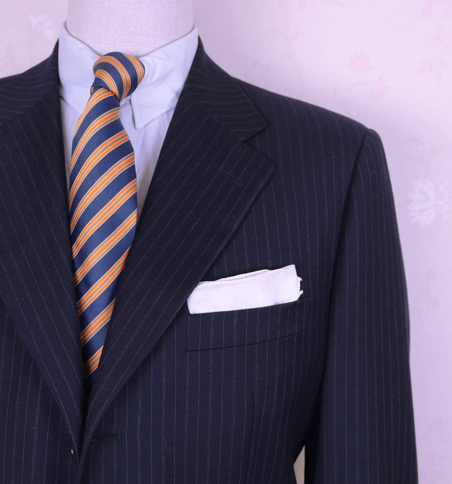 Corneliani, tumma puku, koko 52, pitkä mitoitus, liituraita