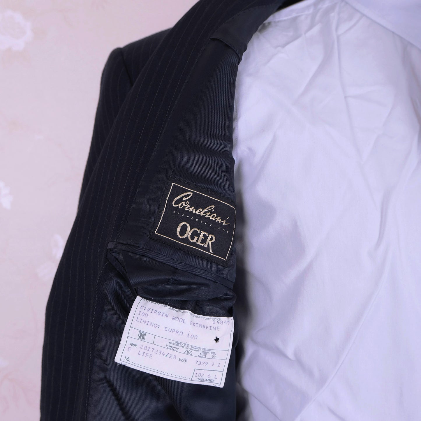 Corneliani, tumma puku, koko 52, pitkä mitoitus, liituraita