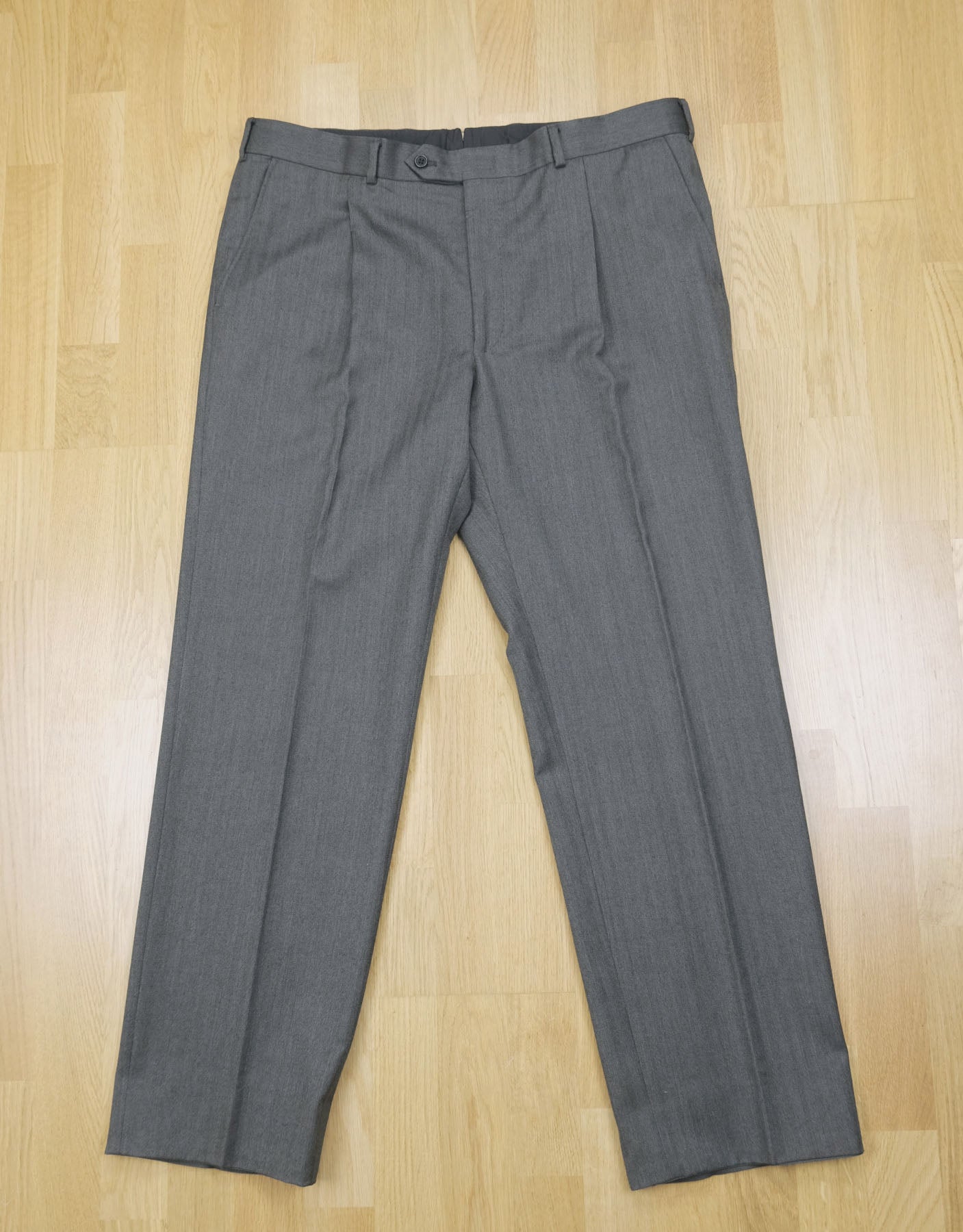 Lutwyche, harmaa puku, koko 52, ovh 3900 e