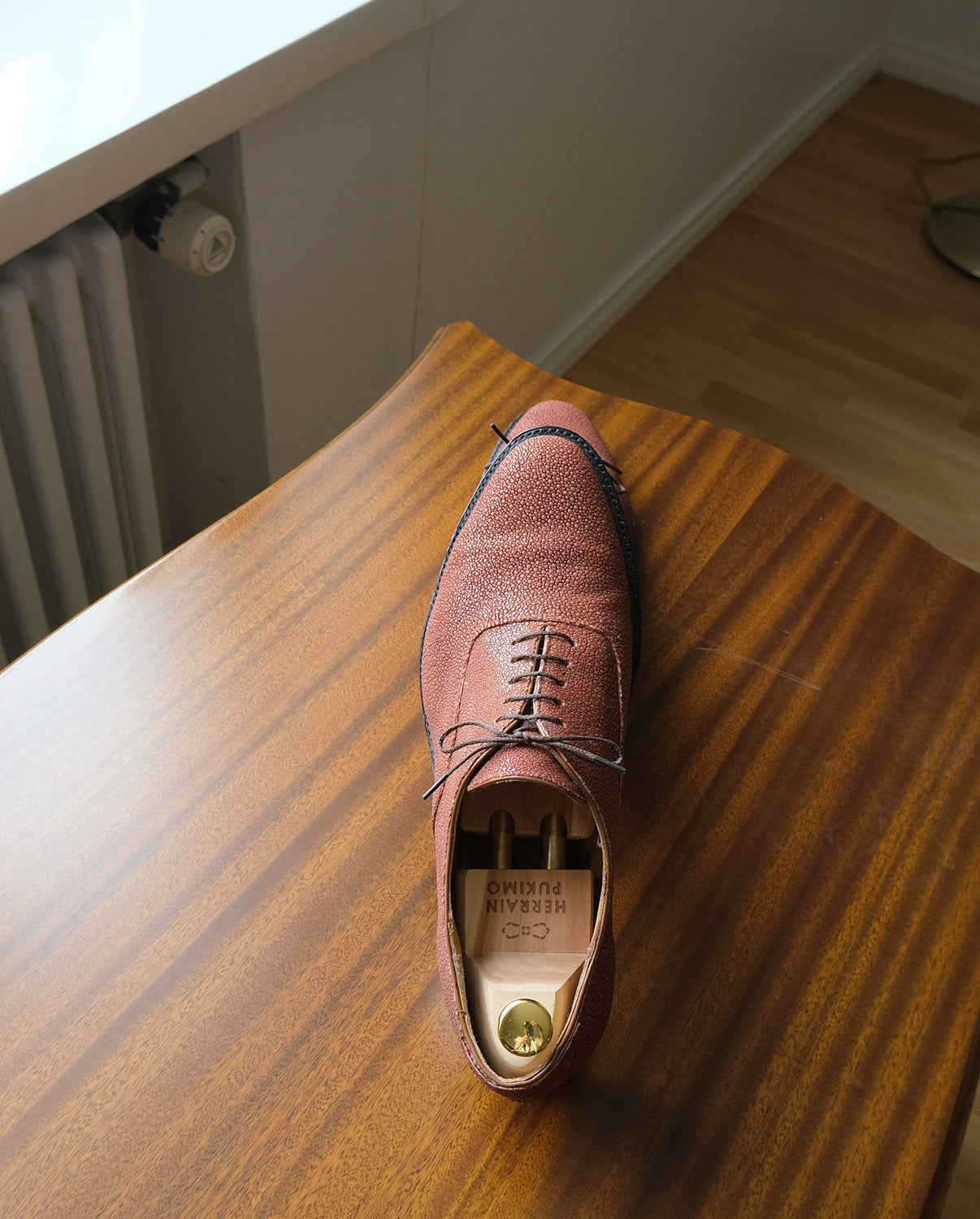 Carmina​,​ black oxford shoes,​ shell cordovan​,​ size 42EU​,​ RRP 775 e