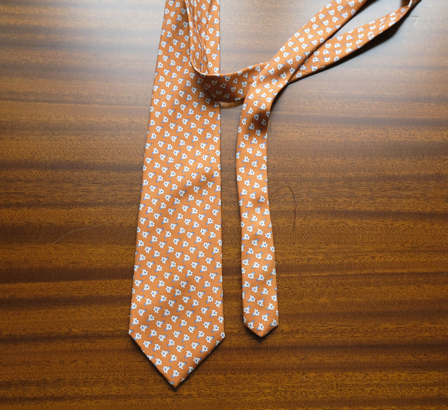Brooks Brothers, oranssi solmio, silkkiä, tehty USA:ssa