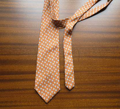 Brooks Brothers, oranssi solmio, silkkiä, tehty USA:ssa