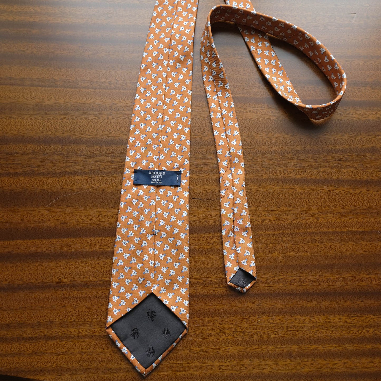 Brooks Brothers, oranssi solmio, silkkiä, tehty USA:ssa