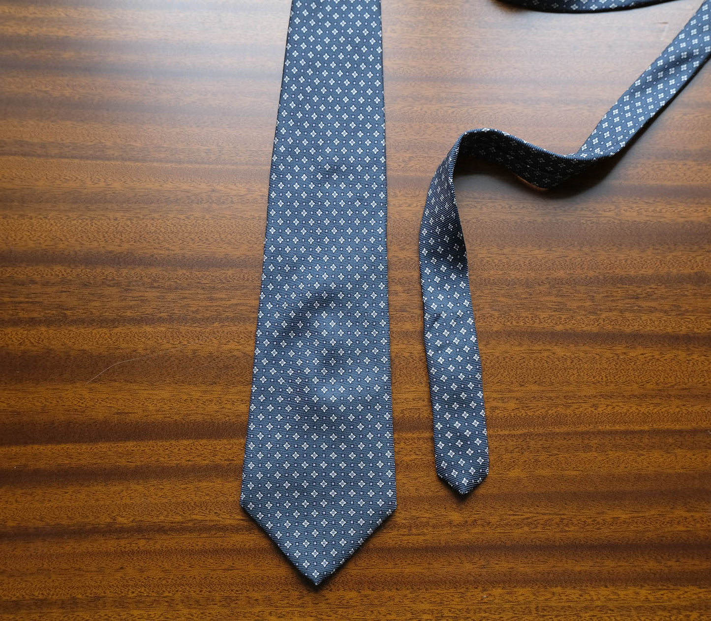 Brooks Brothers, sininen solmio, silkkiä, tehty USA:ssa