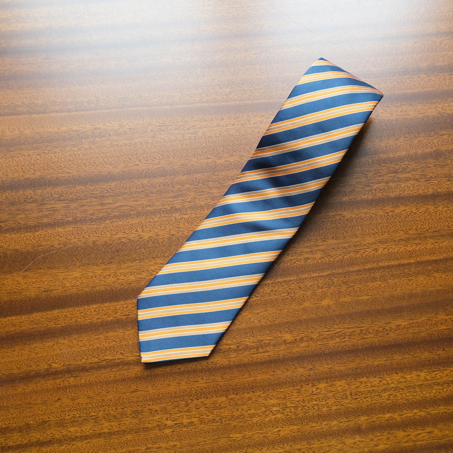 Eton, solmio, sininen, silkkiä, tehty Englannissa