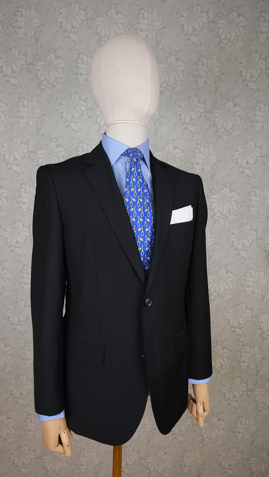 Hugo Boss, tumma puku, koko 50, musta väri, kuin uusi