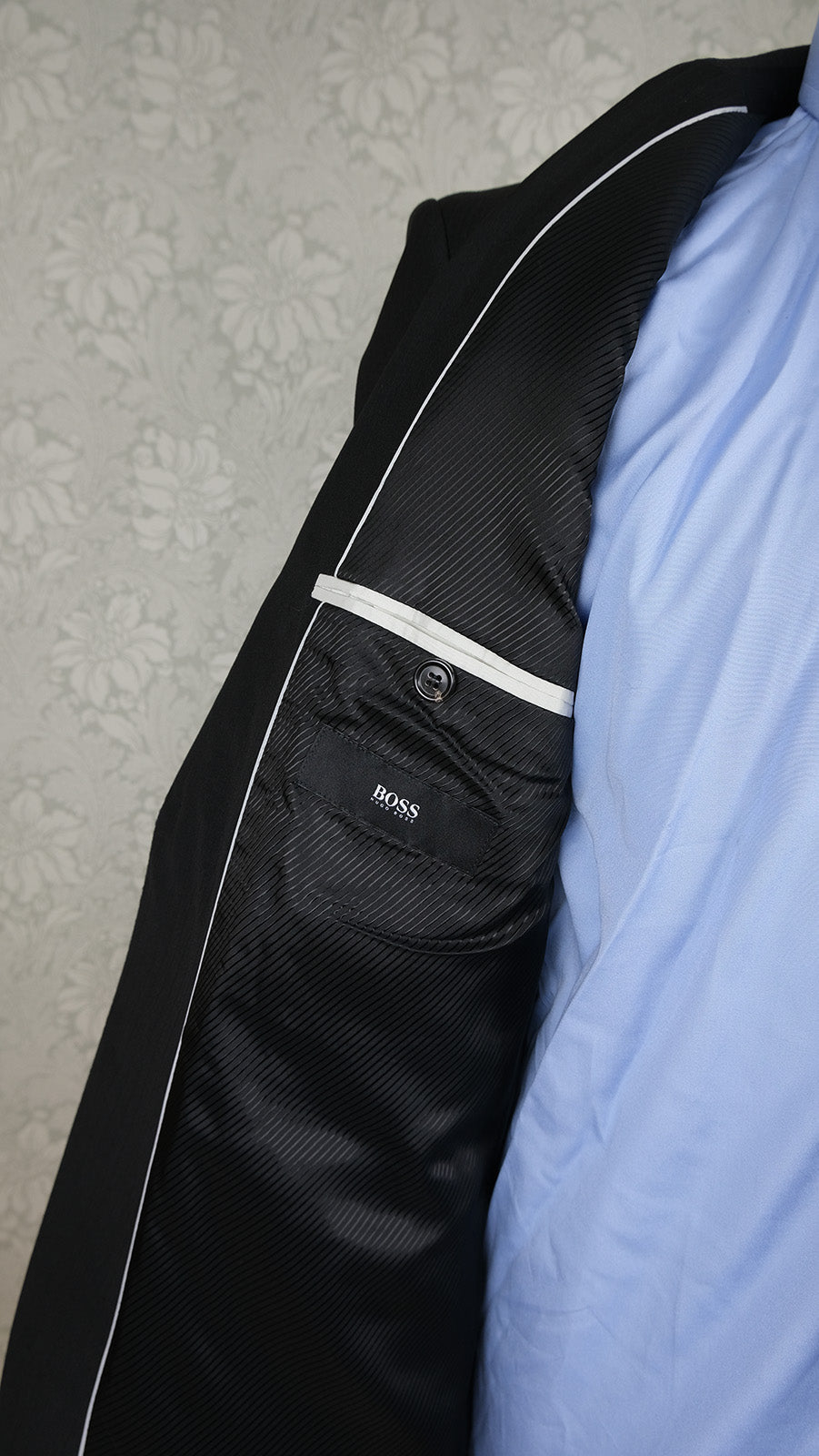 Hugo Boss, tumma puku, koko 50, musta väri, kuin uusi