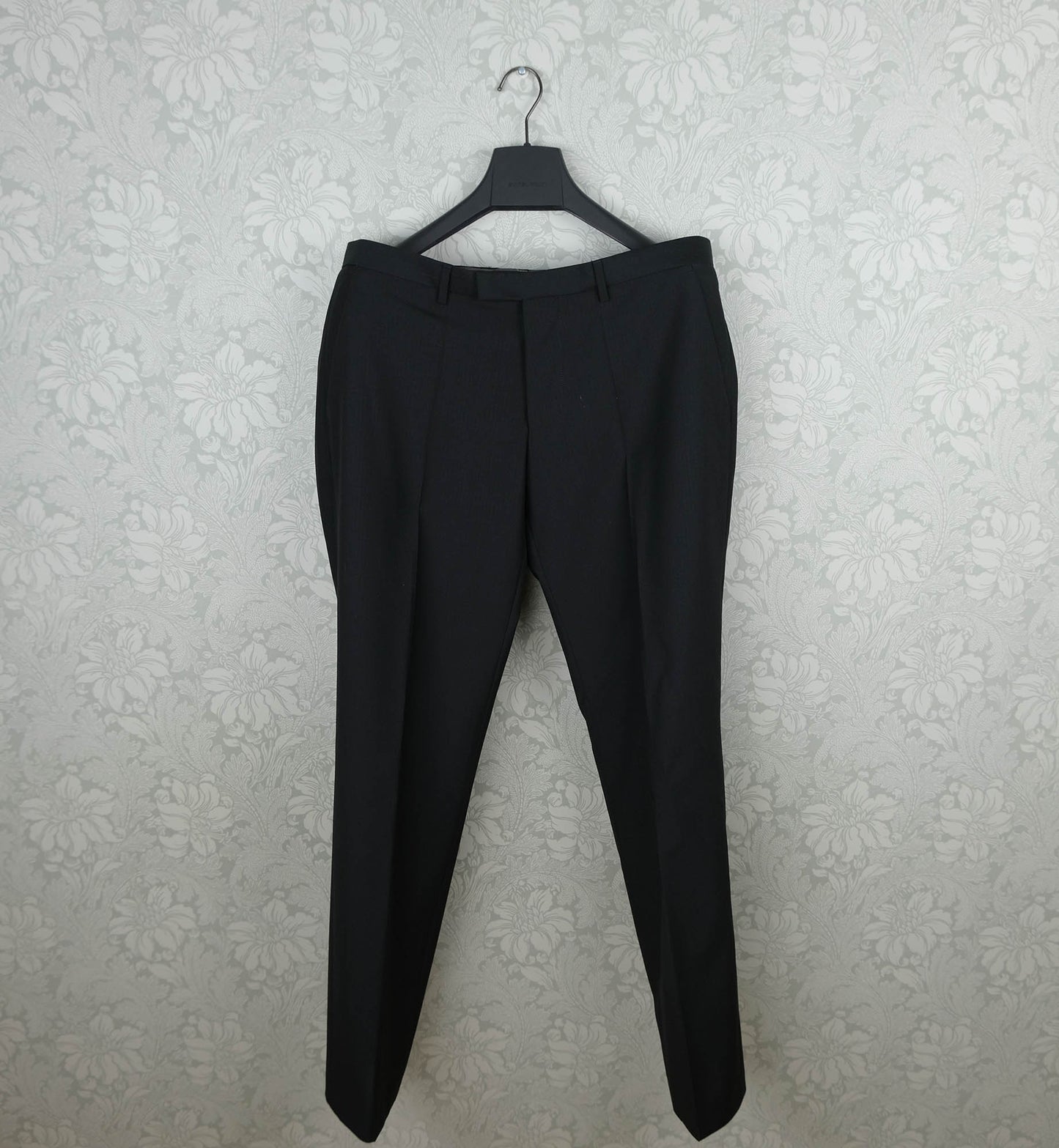 Hugo Boss, tumma puku, koko 50, musta väri, kuin uusi
