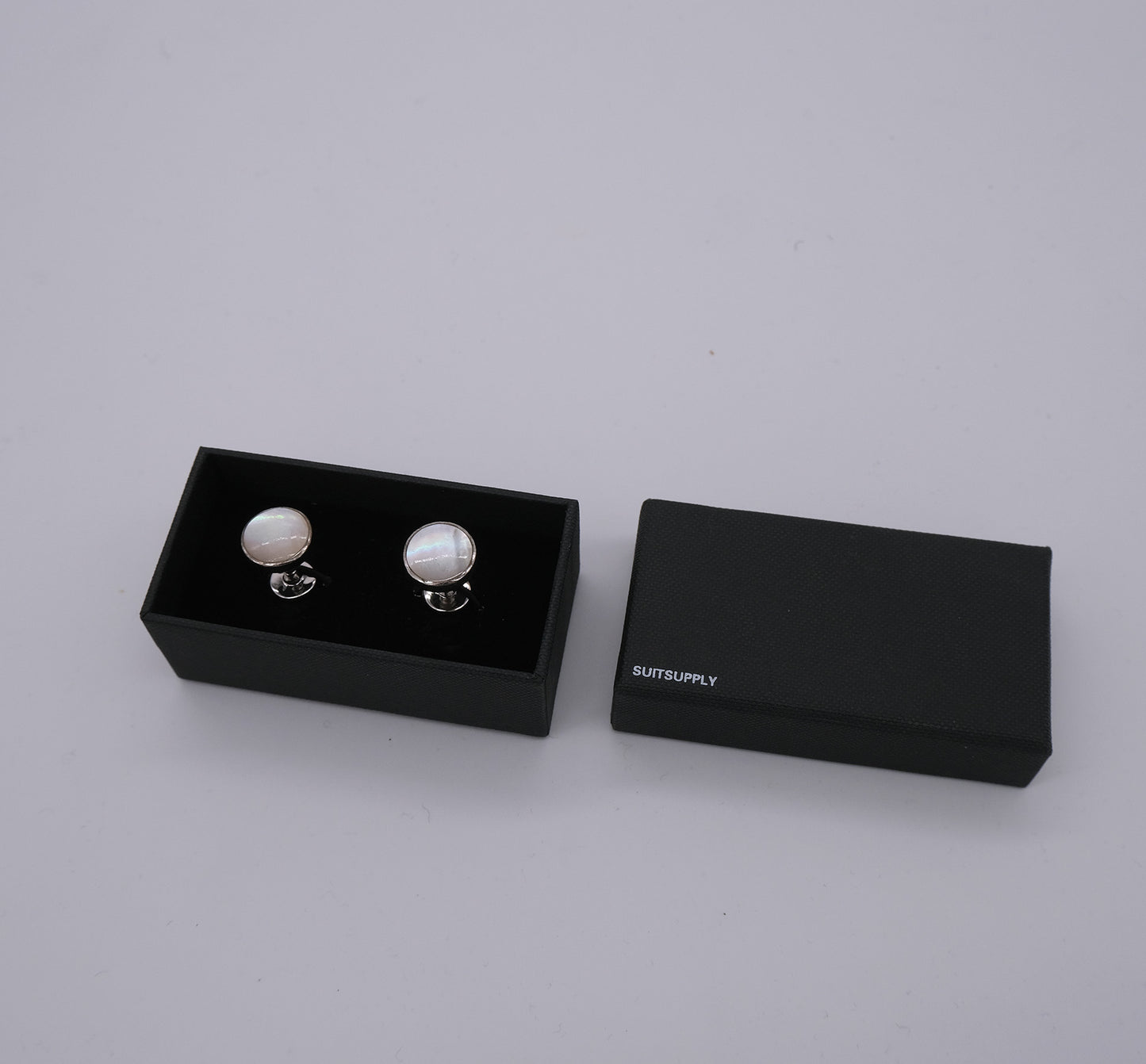 Suitsupply, kalvosinnapit, hopeaa ja helmiäistä