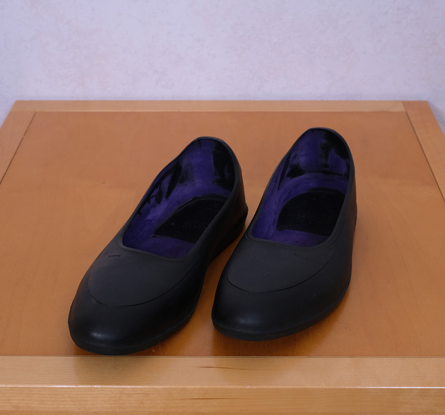 Swims, mustat kalossit, koko L, violetti vuori